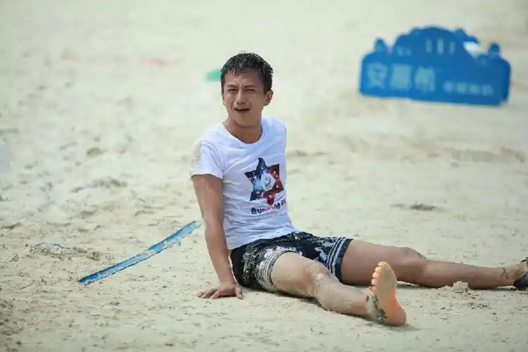 《跑男2》收官结局难料 邓超赤脚坐沙滩撒娇