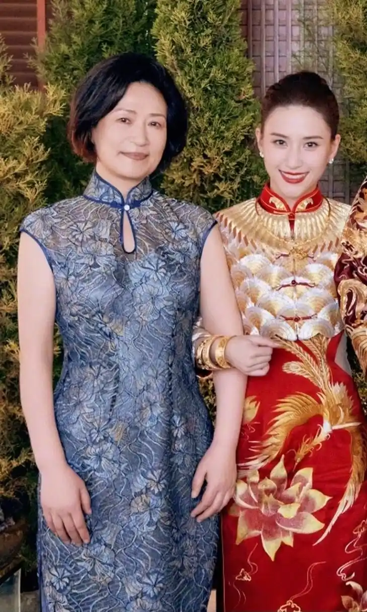 窦骁和刘诗诗的妈妈都是气质如兰,穿着旗袍特别温婉美丽.