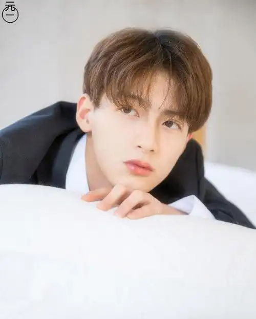 小鲜肉帅哥极品小鲜肉男神陈鹤一迷人西装写真图片帅哥猛男文章小虾米