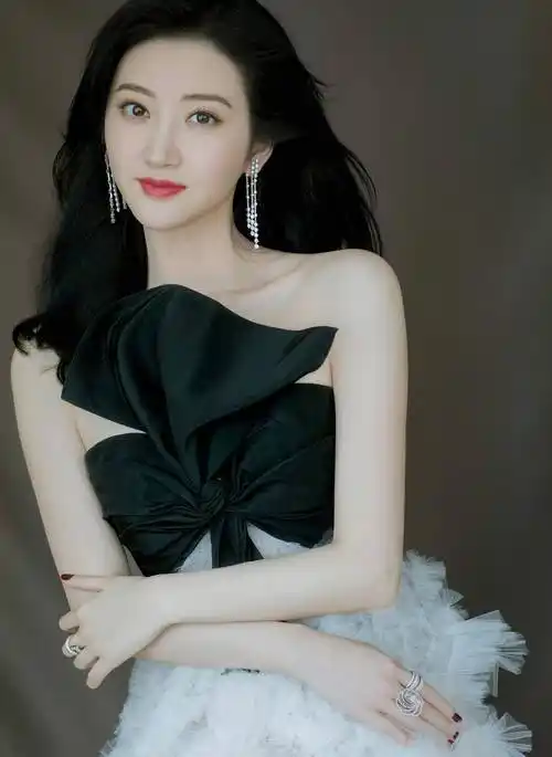 原创景甜穿衣打扮太保守了还故意遮挡好身材怪不得火不起来