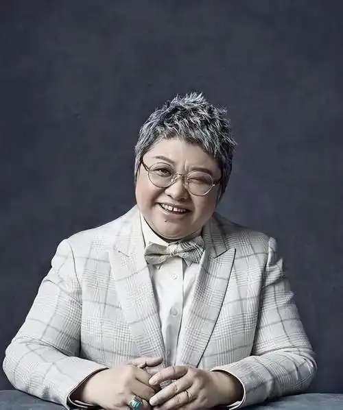 官媒打脸!韩红遭实名举报私吞5亿善款,到底动了谁的"奶酪"