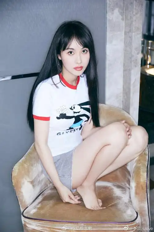 李菲儿晒背影照##李菲儿身材好辣