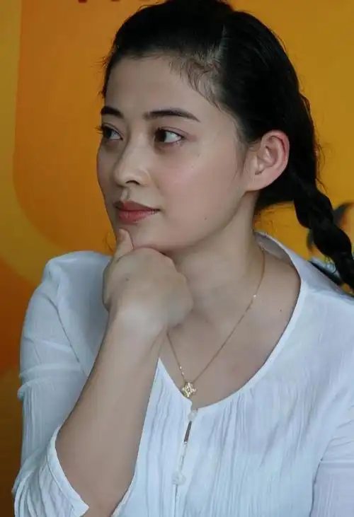 长时间以来,梅婷因为黑眼圈问题严重而被讥笑显得老态,甚至被排除在大