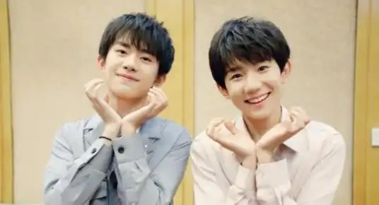 易烊千玺和王源同一天亮相,两人的穿搭简直太搞笑,堪称奇葩组合