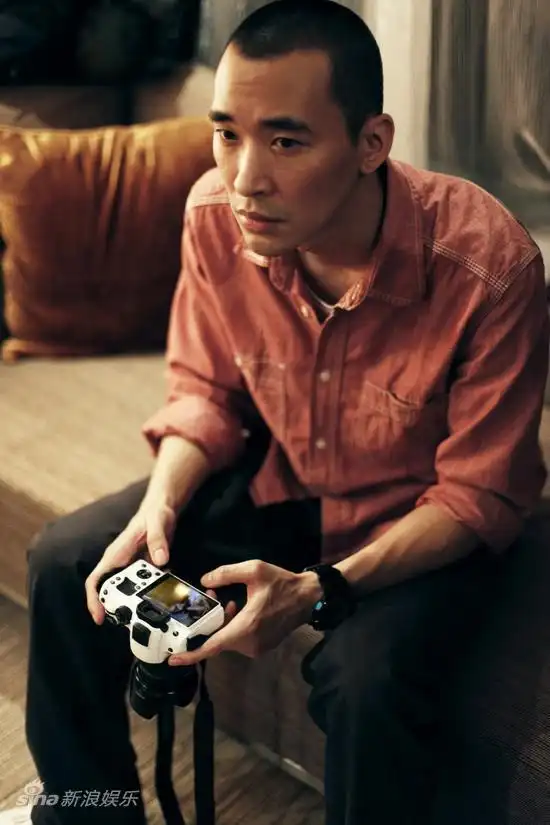 图文假戏真作剧照黄立行玩游戏机