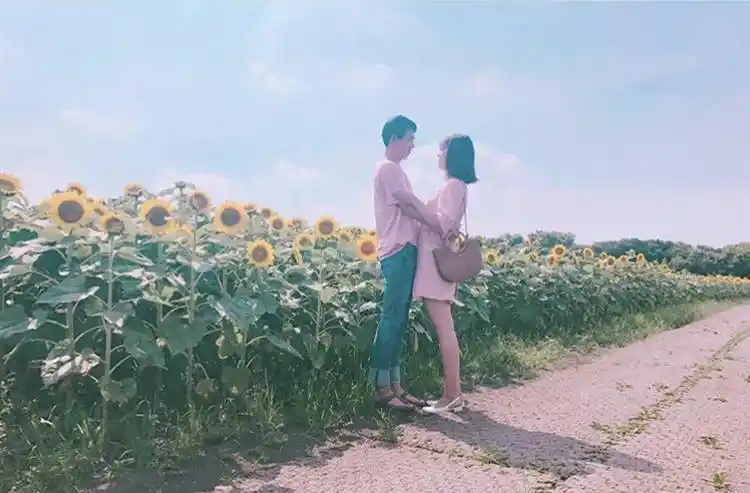 情侣旅行这样拍合照甜到齁