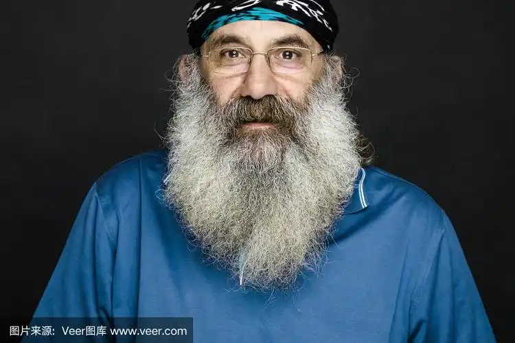 灰色胡子老人的肖像在黑色的背景