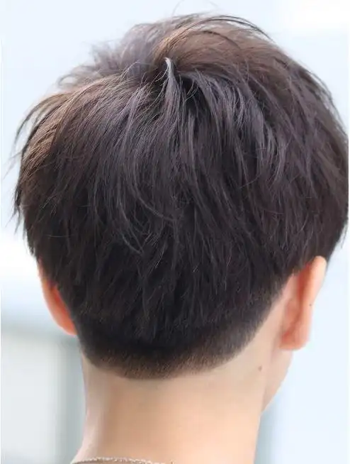 不连接碎盖头锅盖头一直是年轻男士比较喜欢的一种发型,但是太过整齐