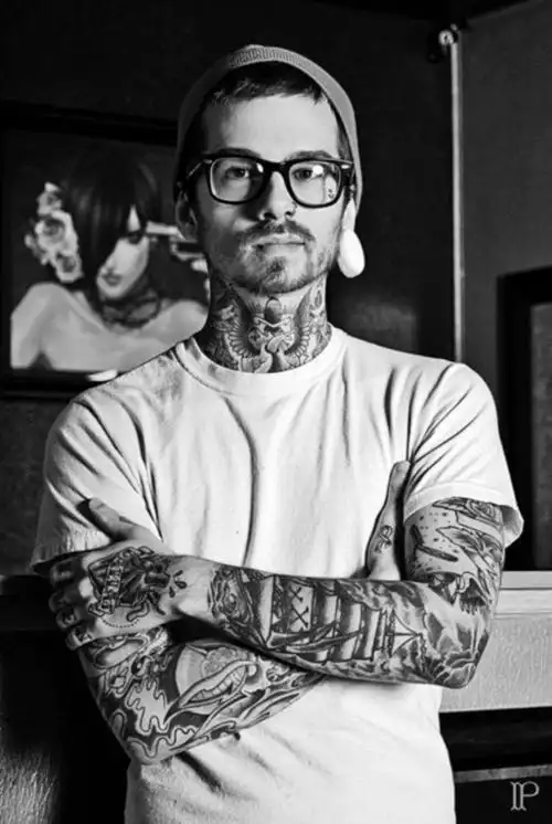 肌肉男:欧美霸气纹身黑白照拍摄-小虾米