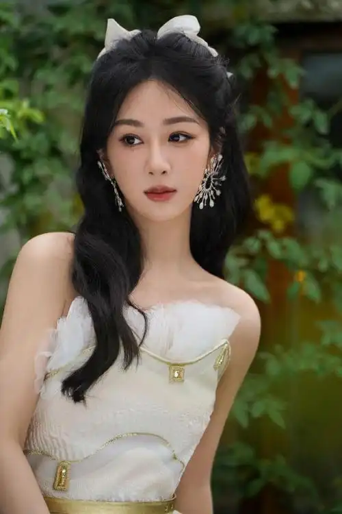 星光大赏杨紫黑色鎏金蝴蝶公主