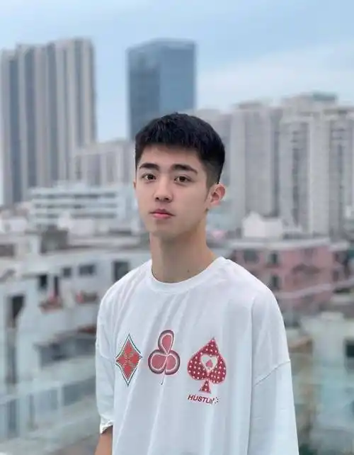 发型_头发_显得