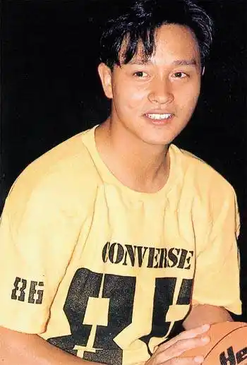 直击哥哥张国荣生前未公布照片 网友:看着哥哥,我想哭!