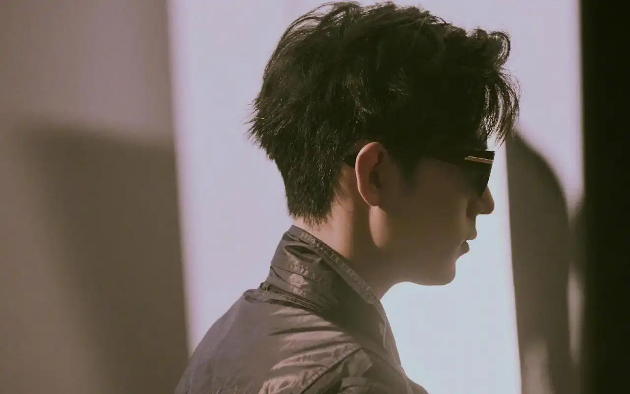 肖战帅气养眼高清桌面壁纸