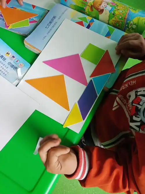 甘河滩镇扬帆幼儿园大班教学活动《七巧板拼图》