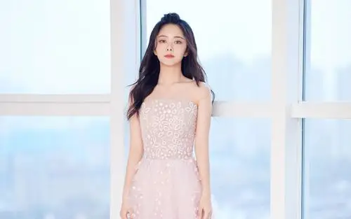 谭松韵粉色花瓣裙唯美写真桌面壁纸