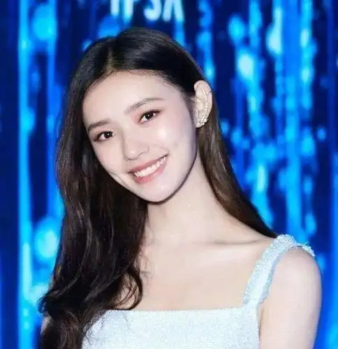 演谁都像智障的林允换头了吗?近照美貌竟碾压全球颜霸nana了