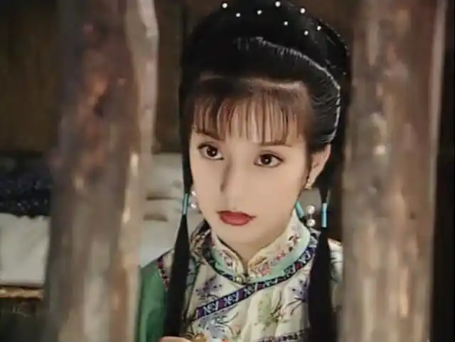 统计一下, 多少人看了赵薇这个淑女造型, 还说她不是古装美人?