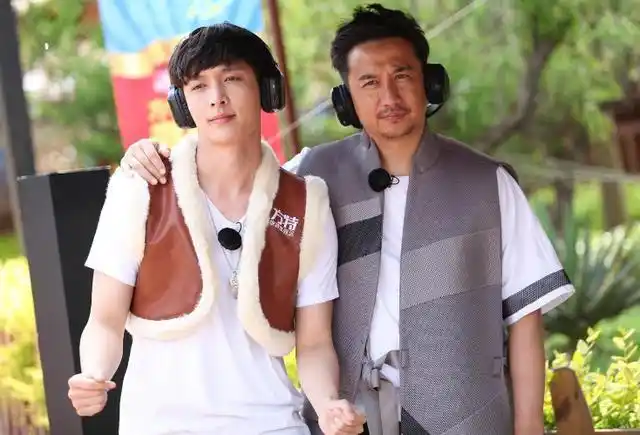 张艺兴拿到拖拉机驾驶证后晒照 黄磊直夸插图5