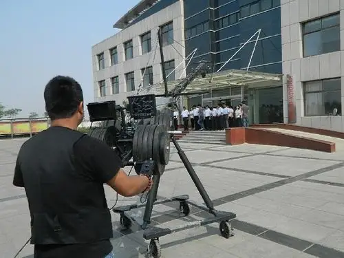 尤其是开阔视野的拍摄,平面上出现的任何不平都会被观看者感知到,从而