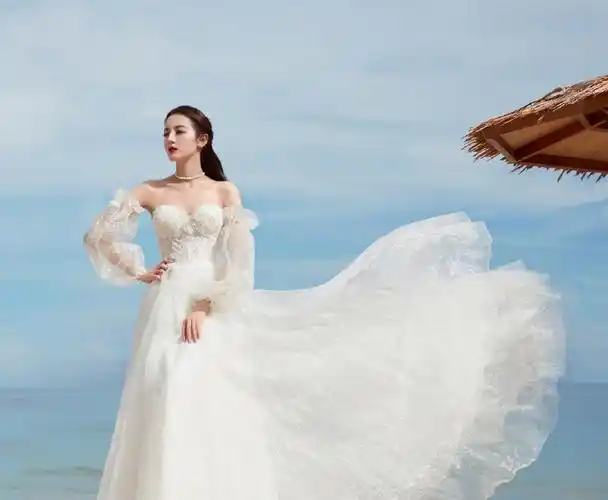 旅拍婚纱造型##迪丽热巴度假婚纱照造型#迪丽热巴分享海边拍摄照片,3