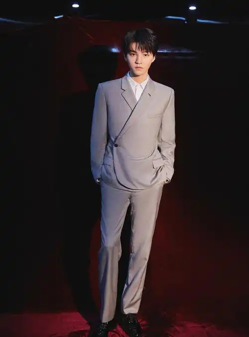 王俊凯玻璃阳台写真,奶茶色西服配衬衫一字锁骨明显,怼脸拍也帅_西装