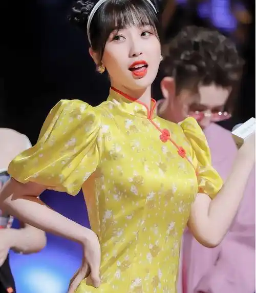 虞书欣穿红旗袍迎新年,扎哪吒头宛如年画娃娃