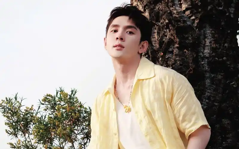 李佳琦直播吐槽网友穷引众怒,疑花钱火速撤热搜,被骂到缺席直播