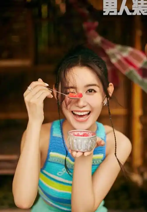 22岁蒋依依《男人装》五月封面,粉色抹身材迷你短暖裙,饰演时尚女郎