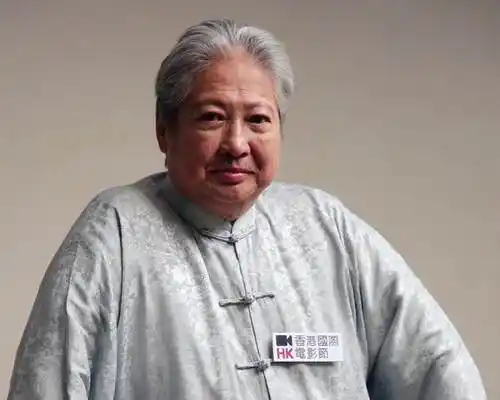 洪金宝称24年婚姻都靠"忍" 感激妻子包容臭脾气