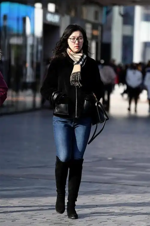 冬天的时尚姑娘,修身牛仔裤搭配长靴却都有自己的特点