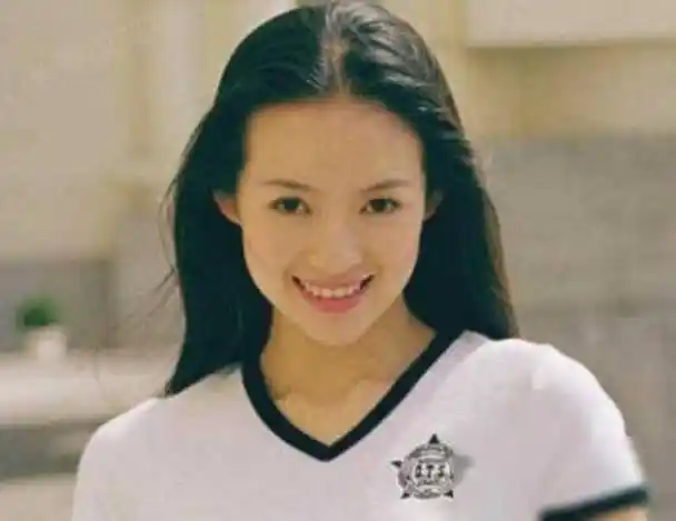 回首过去,章子怡年轻时的容颜如同一朵绽放的花朵,清新明亮,充满生机.