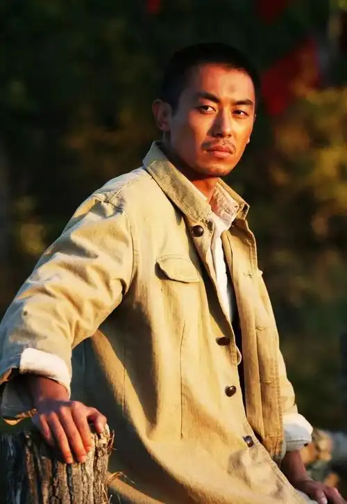 其中为了拍救人的那场戏,为了配合剧情要求,朱亚文帽子手套一样都没戴