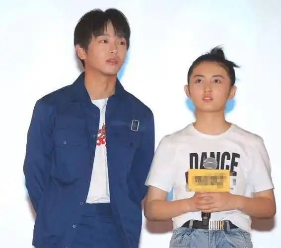 向往4大合照张子枫眼睛盯的人太暧昧彭彭失宠了