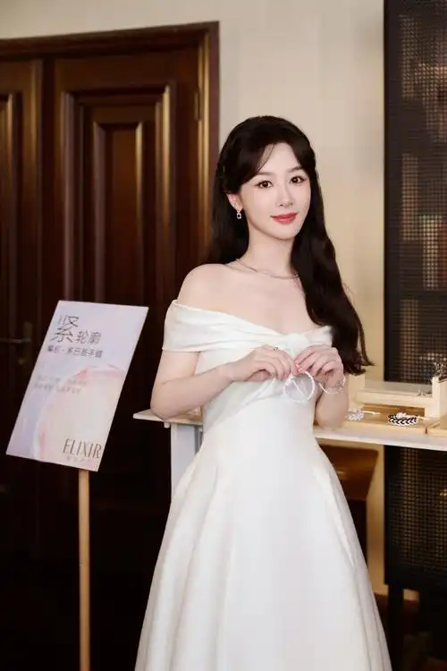 怡丽丝尔胶原焕新发布会花絮照来袭~品牌代言人@杨紫在胶原焕新游园会