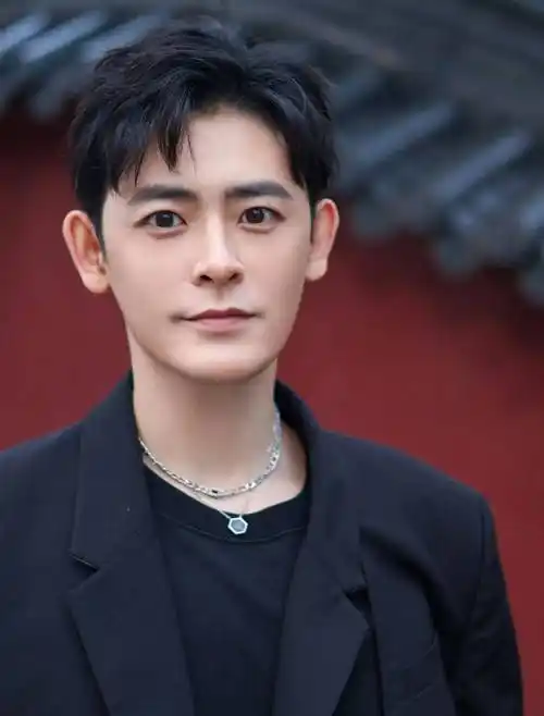 做演员,没有谁没想过大红大紫的,李欣泽也一样,就算角色没有什么发挥