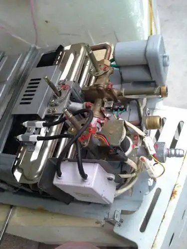 热水器需要尝试好多次才能打着,有电池,今天拆了,请看图,找找为什会