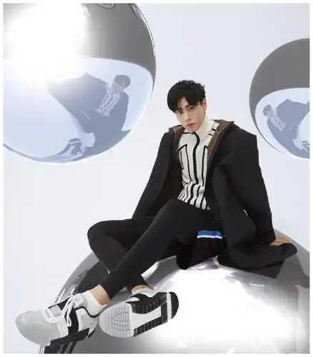 胡一天登时尚杂志运动少年vs暗黑男人反差感让人爱