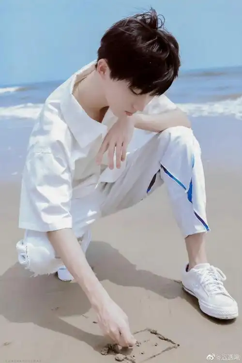 马嘉祺的可可爱爱##马嘉祺舞台上手捧鲜花