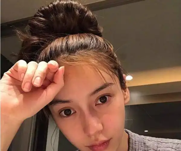 盘点女星卸妆后照片,迪丽热巴惊人,关晓彤显老,angelababy暴露了一个