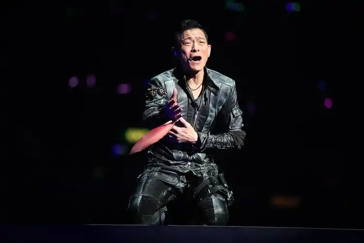 刘德华因喉咙发炎终止演唱会 流泪鞠躬致歉(图)