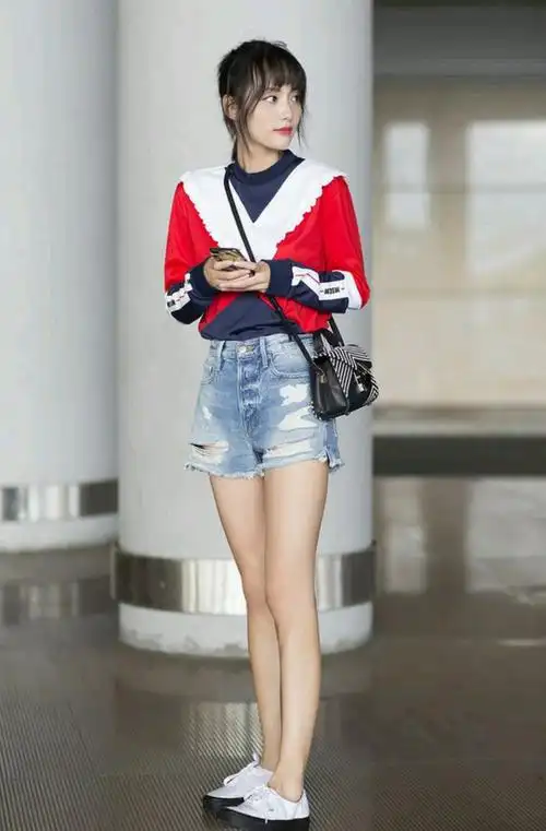 张嘉倪颜值高衣品更高穿金色亮片连衣裙华丽高级妩媚动人