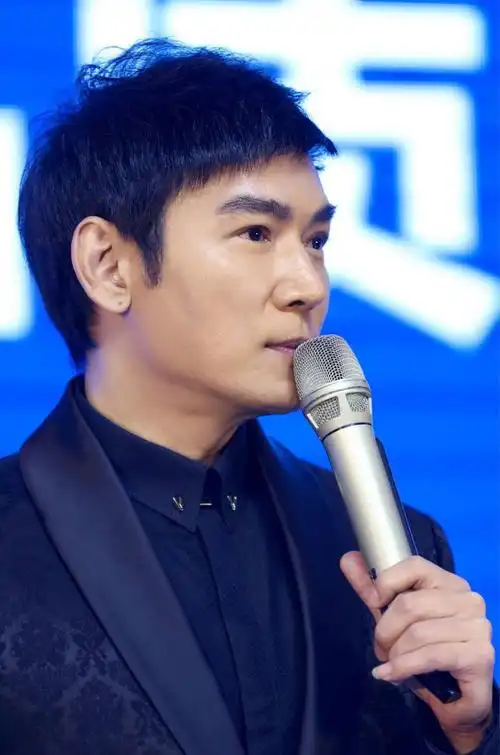 51岁焦恩俊晒近照感慨熬夜伤身网友男神也躲不过时间啊