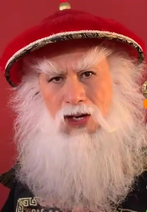 徐锦江以鳌拜造型送祝福喊话老板不允许员工在节日里加班