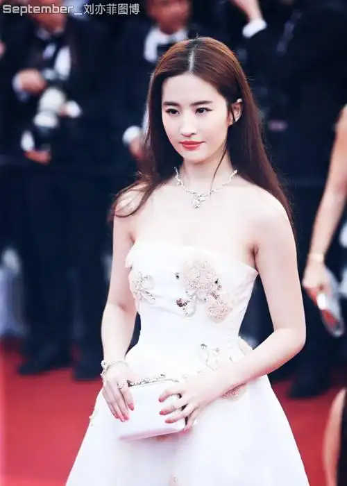 组图收藏:每日一吸仙气,刘亦菲迪奥高定礼服美图