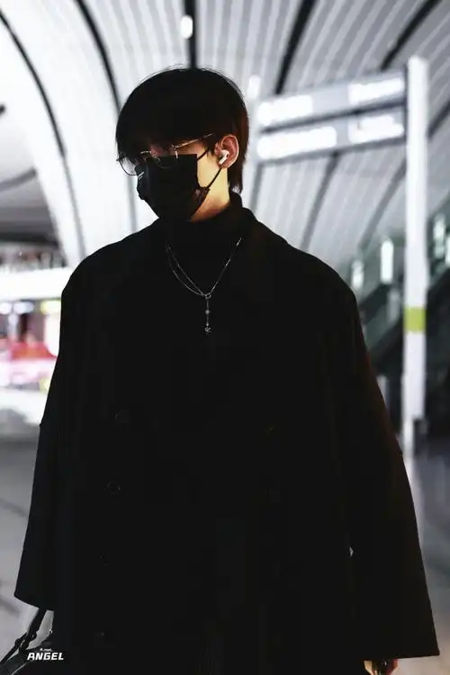 周柯宇出发星光大赏路透##周柯宇金丝眼镜黑色大衣