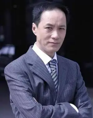 歌手高峰个人资料简介-相声演员高峰晒与冯远征合照,两人相差21岁,从