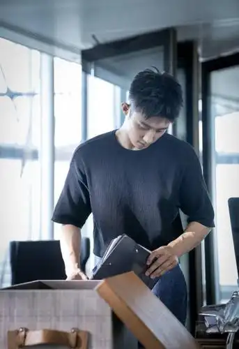 90后黄景瑜型男范十足,黑色运动装配寸头阳光帅气,行走的荷尔蒙