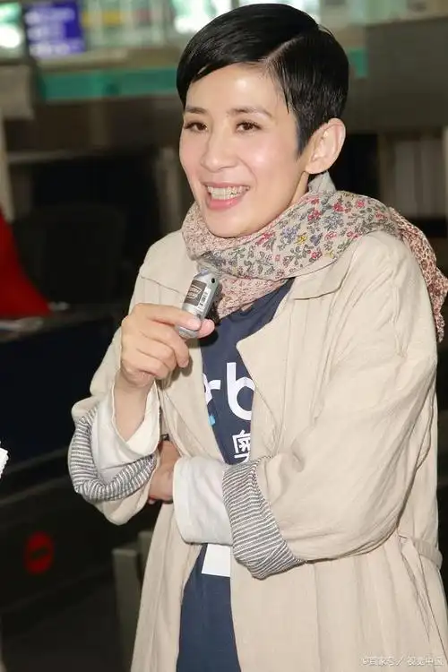 吴君如实力变老保养打扮到位非常优雅依旧显贵气