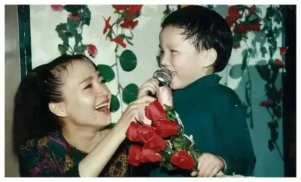 宋丹丹儿子巴图成功:揭开英达"慈父"面具,真相令人震惊!