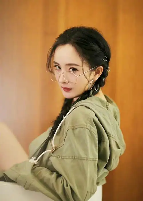 不知道大家有没有发现娱乐圈中很少看见女明星戴眼镜,私下生活中可能